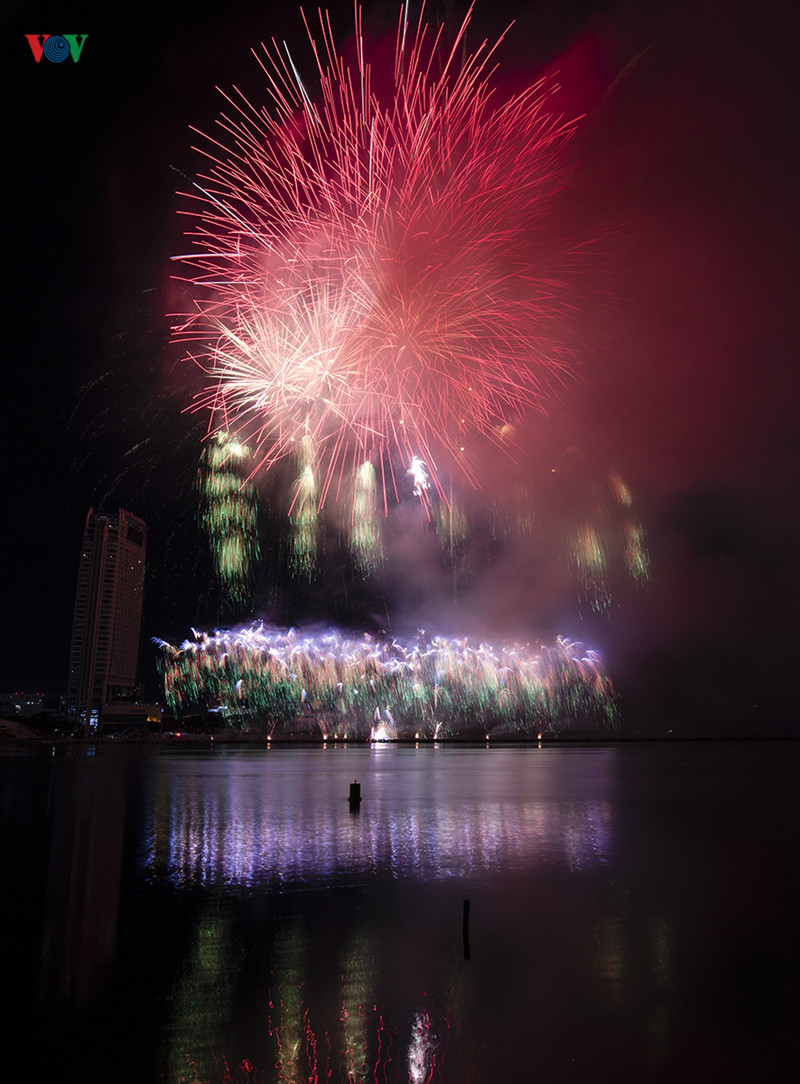 "Phần trình diễn gồm 5 phần như tiến trình giống như một đất nước từ thuở sơ khai đến ngày hôm nay là một thành phố đáng sống" - đội trưởng đội Việt Nam Huỳnh Ngọc Chính chia sẻ.