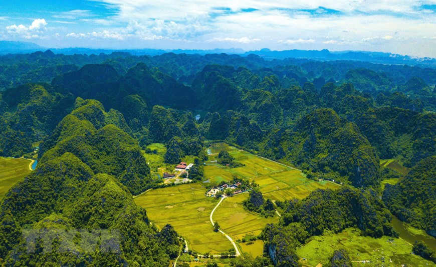  Ngôi đền cổ Thái Vi nằm giữa thung lũng lúa chín vàng và được bao quanh là núi.