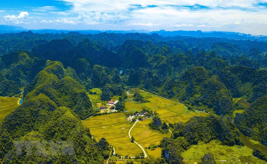  Ngôi đền cổ Thái Vi nằm giữa thung lũng lúa chín vàng và được bao quanh là núi.