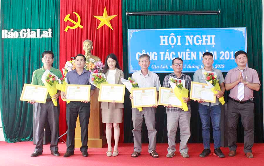 Ông Huỳnh Kiên- Tổng Biên tập Báo Gia Lai trao tặng giấy khen cho cộng tác viên tích cực. Ảnh: N.T Ông Huỳnh Kiên- Tổng Biên tập Báo Gia Lai trao tặng giấy khen cho cộng tác viên tích cực.