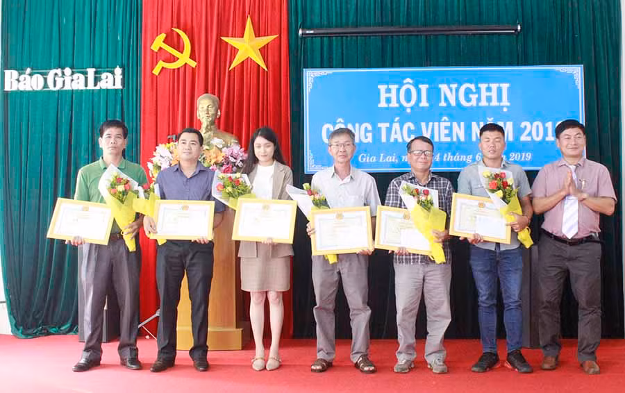  Ông Huỳnh Kiên- Tổng Biên tập Báo Gia Lai trao tặng giấy khen cho cộng tác viên tích cực.