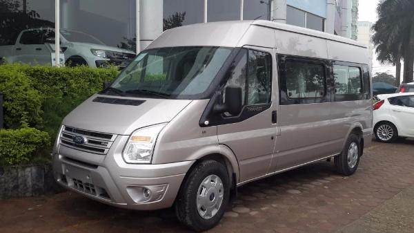Ford Transit hiện được lắp ráp và bán ra tại Việt Nam với 3 phiên bản gồm Standard, Standard SVP và Luxury với giá bán lần lượt 842, 849 và 889 triệu đồng.  Ford Transit hiện được lắp ráp và bán ra tại Việt Nam với 3 phiên bản gồm Standard, Standard SVP và Luxury với giá bán lần lượt 842, 849 và 889 triệu đồng.