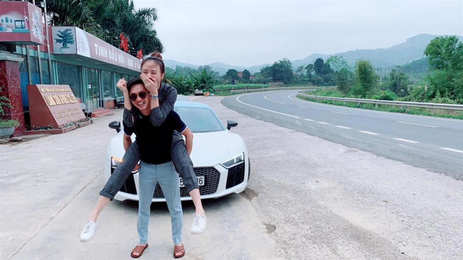 Cô có cả bộ sưu tập giầy và dép bệt hàng hiệu để 