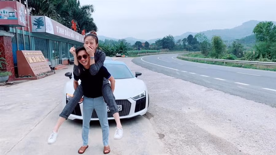 Cô có cả bộ sưu tập giầy và dép bệt hàng hiệu để 