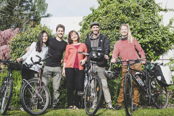 Trên hành trình đạp xe, Nguyên và Thibault gặp được nhiều người bạn mới.