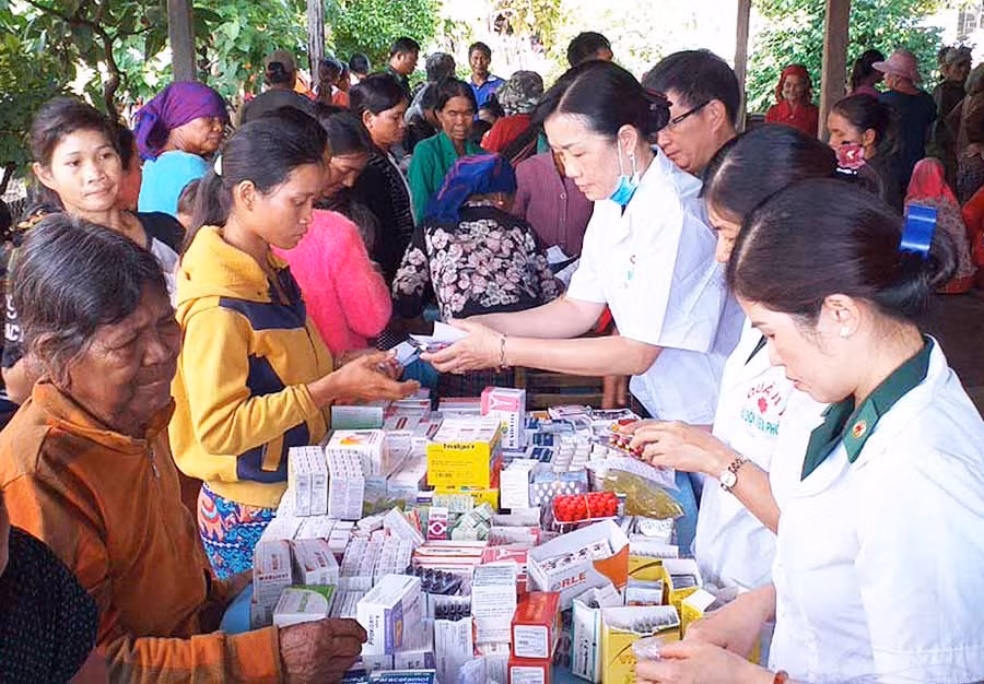  Các y-bác sĩ Bộ Chỉ huy Bộ đội Biên phòng tỉnh cấp phát thuốc cho người dân. Ảnh: P.D