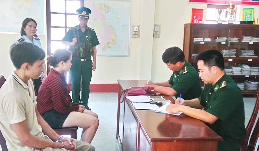 Cặp tình nhân Lan, Trịnh (ngồi, bên trái) trong vụ án tàng trữ trái phép chất ma túy bị Đồn BP CKQT Lệ Thanh bắt giữ ngày 4-6-2019. Ảnh: T.K.N Cặp tình nhân Lan, Trịnh (ngồi, bên trái) trong vụ án tàng trữ trái phép chất ma túy bị Đồn BP CKQT Lệ Thanh bắt giữ ngày 4-6-2019. Ảnh: T.K.N