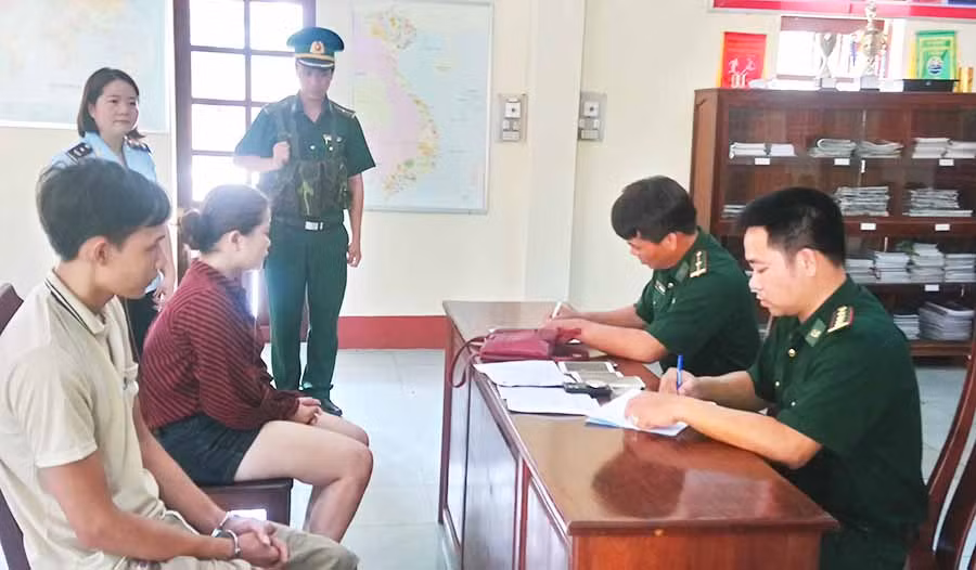 Cặp tình nhân Lan, Trịnh (ngồi, bên trái) trong vụ án tàng trữ trái phép chất ma túy bị Đồn BP CKQT Lệ Thanh bắt giữ ngày 4-6-2019. Ảnh: T.K.N