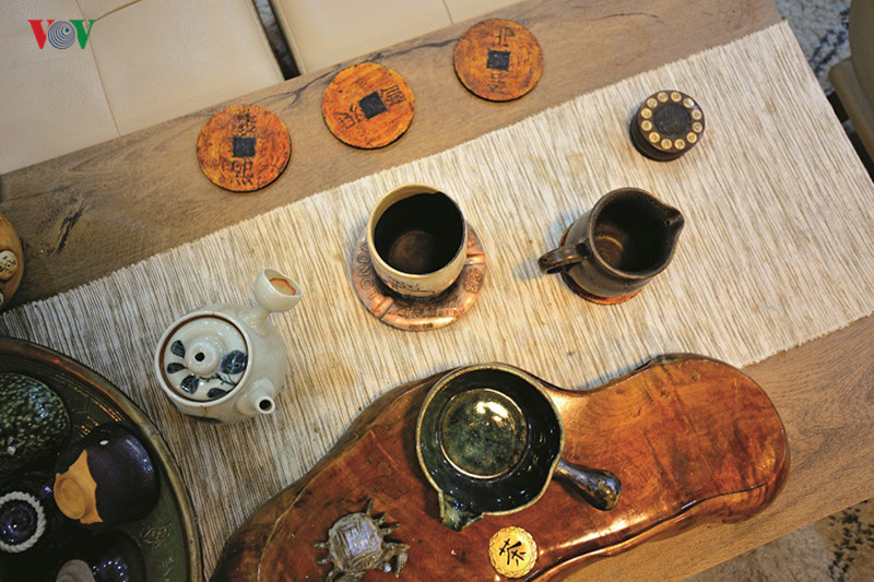 Chủ nhân là một người thích uống trà. Và theo logic ấy bộ ấm chén pha trà cũng là một tác phẩm nghệ thuật. Chủ nhân là một người thích uống trà. Và theo logic ấy bộ ấm chén pha trà cũng là một tác phẩm nghệ thuật.