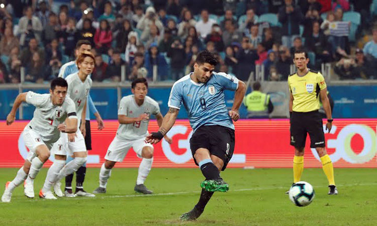 Suarez (áo xanh) gỡ hòa 1-1 trên chấm 11 met nhờ quyết định của VAR. Ảnh: AFP. Suarez (áo xanh) gỡ hòa 1-1 trên chấm 11 met nhờ quyết định của VAR. Ảnh: AFP.