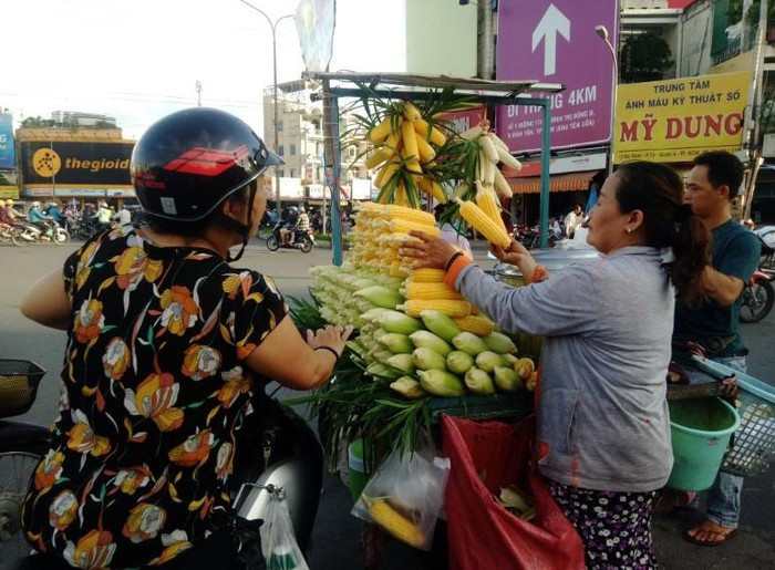 Lá dứa tươi xanh khiến trái bắp dậy mùi thơm hấp dẫn 