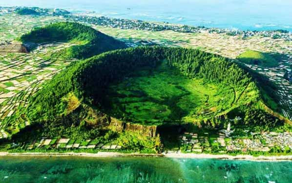 Miệng núi lửa Lý Sơn nhìn từ trên cao. Ảnh: Báo Đại Đoàn Kết