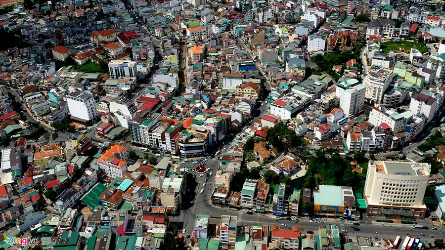 Nhiều chuyên gia lo ngại với quy hoạch yếu kém, không chỉ bộ mặt đô thị của Đà Lạt bị phá vỡ mà thị trường bất động sản tại đây cũng đứng trước nguy cơ vỡ bong bóng do cò đất lợi dụng quy hoạch gây ra. Có những mảnh đất được cò đất hét giá lên đến 1 tỷ đồng/m2. Nhiều chuyên gia lo ngại với quy hoạch yếu kém, không chỉ bộ mặt đô thị của Đà Lạt bị phá vỡ mà thị trường bất động sản tại đây cũng đứng trước nguy cơ vỡ bong bóng do cò đất lợi dụng quy hoạch gây ra. Có những mảnh đất được cò đất hét giá lên đến 1 tỷ đồng/m2.