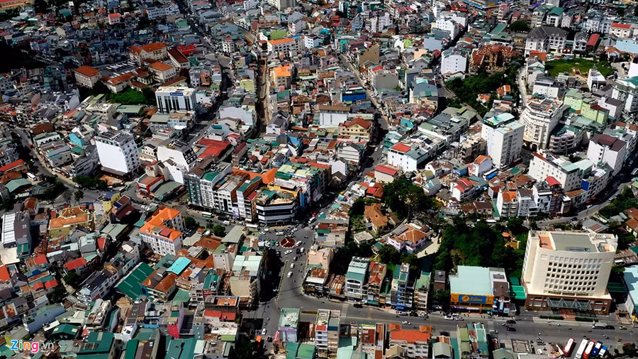 Nhiều chuyên gia lo ngại với quy hoạch yếu kém, không chỉ bộ mặt đô thị của Đà Lạt bị phá vỡ mà thị trường bất động sản tại đây cũng đứng trước nguy cơ vỡ bong bóng do cò đất lợi dụng quy hoạch gây ra. Có những mảnh đất được cò đất hét giá lên đến 1 tỷ đồng/m2.