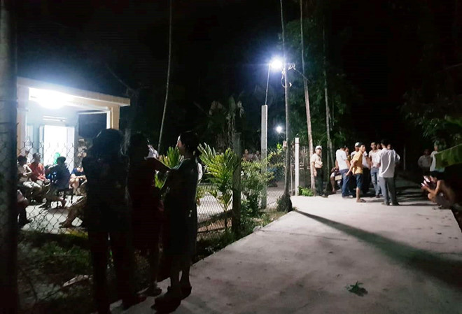 Nhiều người dân hiếu kỳ tập trung theo dõi sự việc  Nhiều người dân hiếu kỳ tập trung theo dõi sự việc