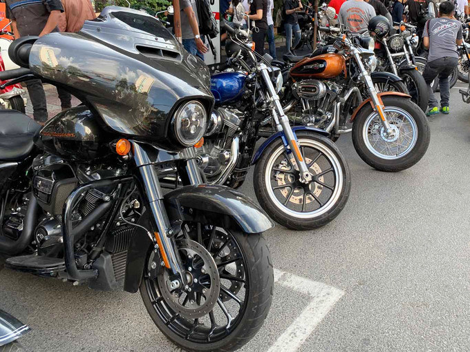  Với kích thước lớn và tiếng ống xả đặc trưng uy lực, các mẫu xe của Harley-Davidson thường ở vị trí dẫn đoàn. Thương hiệu Mỹ đặt chân đến Việt Nam từ 2013. Tầm giá cao cùng kiểu dáng mạnh mẽ, các sản phẩm của hãng xe xứ cờ hoa khá kén khách Việt. 