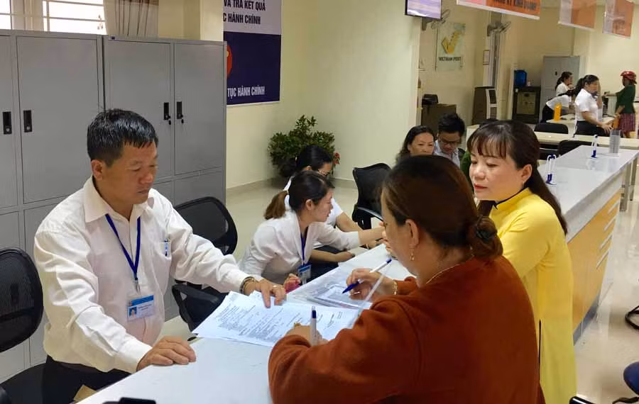 Người dân đến làm thủ tục tại bộ phận một cửa huyện Mang Yang. Ảnh: H.D