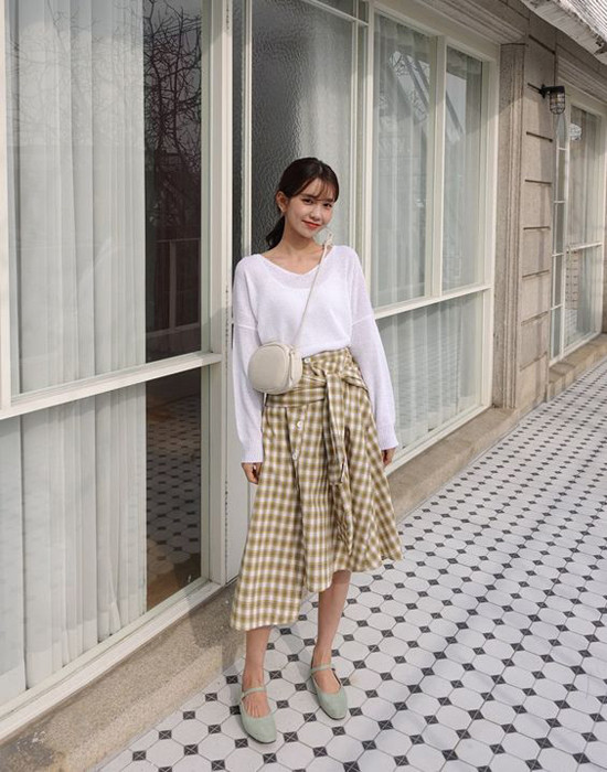 Từ dáng váy dài qua gối quen thuộc, nhiều nhà thiết kế còn thể hiện sự phá cách qua các kiểu chân váy biến tấu lạ lẫm.