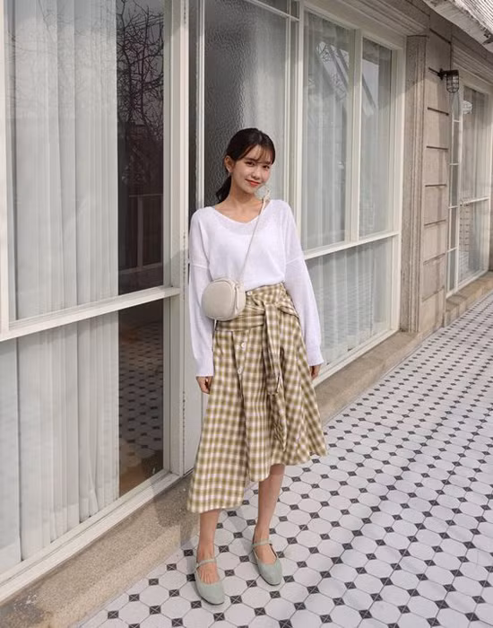 Từ dáng váy dài qua gối quen thuộc, nhiều nhà thiết kế còn thể hiện sự phá cách qua các kiểu chân váy biến tấu lạ lẫm.