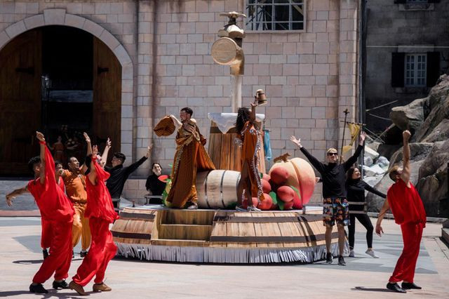 Khán giả sẽ được phiêu du tới những miền đất của lễ hội ngập tràn, được hòa mình cùng sắc màu rực rỡ của những bộ trang phục tưởng chừng chỉ thấy trong cổ tích.