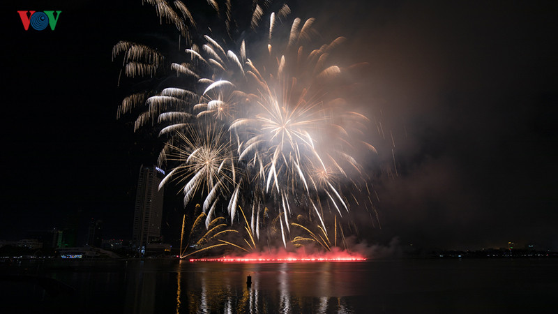  Đáng tiếc trong đêm khai mạc, lặng gió nên các hiệu ứng pháo không thực sự khiến đội Việt Nam ưng ý.