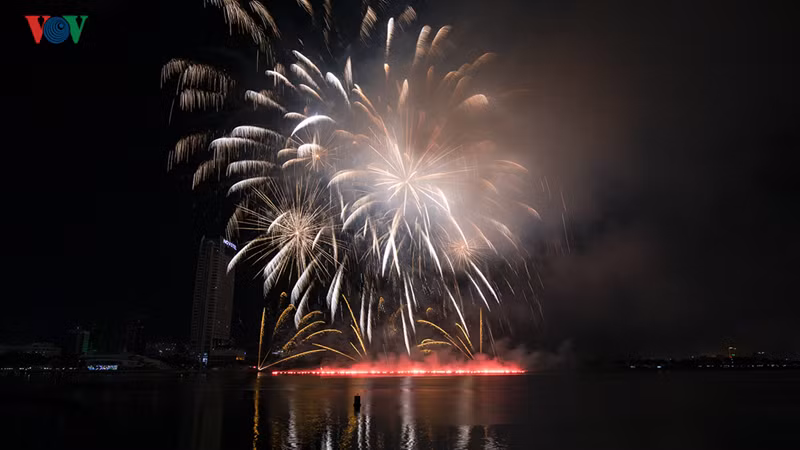  Đáng tiếc trong đêm khai mạc, lặng gió nên các hiệu ứng pháo không thực sự khiến đội Việt Nam ưng ý.