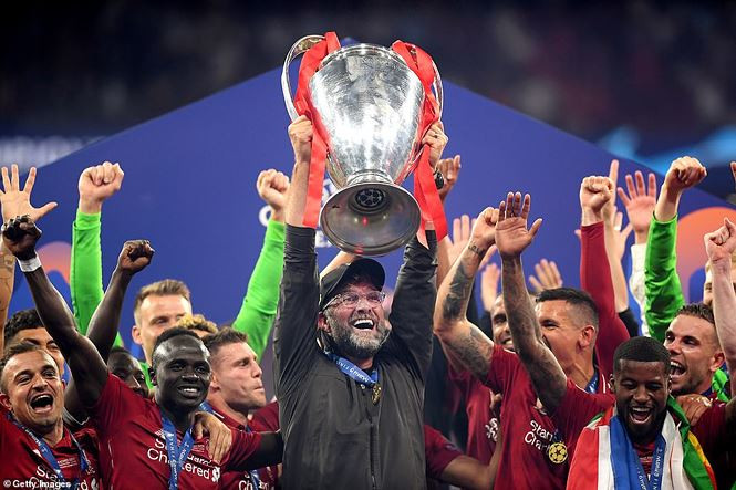  Jurgen Klopp nâng cao Cup vô địch Champions League 2018-2019