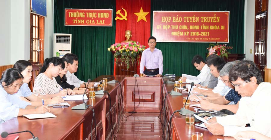 Quang cảnh buổi họp báo. Ảnh: T.D