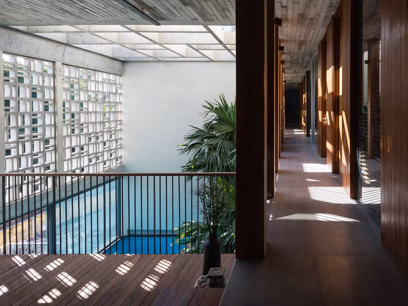  Hành lang gỗ kết nối các phòng lại với nhau.