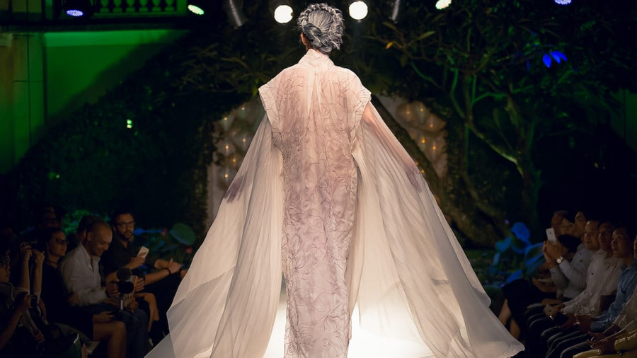  Những đường may tinh tế từ thương hiệu Yaly Couture. Ảnh: CNN