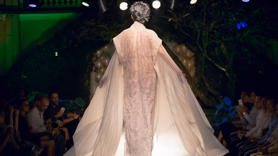  Những đường may tinh tế từ thương hiệu Yaly Couture. Ảnh: CNN