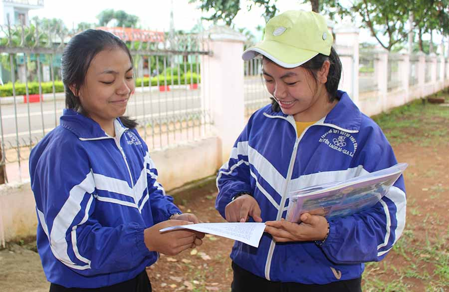 Thí sinh Nguyễn Thị Kim Liên tại điểm thi Trường THPT Huỳnh Thúc Kháng khá thoải mái vì tổ hợp các môn khoa học xã hội vừa sức. Ảnh: Phan Lài Thí sinh Nguyễn Thị Kim Liên tại điểm thi Trường THPT Huỳnh Thúc Kháng khá thoải mái vì tổ hợp các môn khoa học xã hội vừa sức. Ảnh: Phan Lài