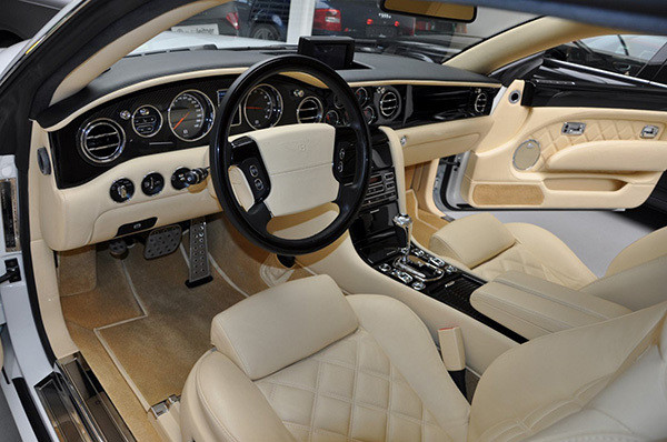 Nội thất trên chiếc Bentley Brooklands. Nội thất trên chiếc Bentley Brooklands.