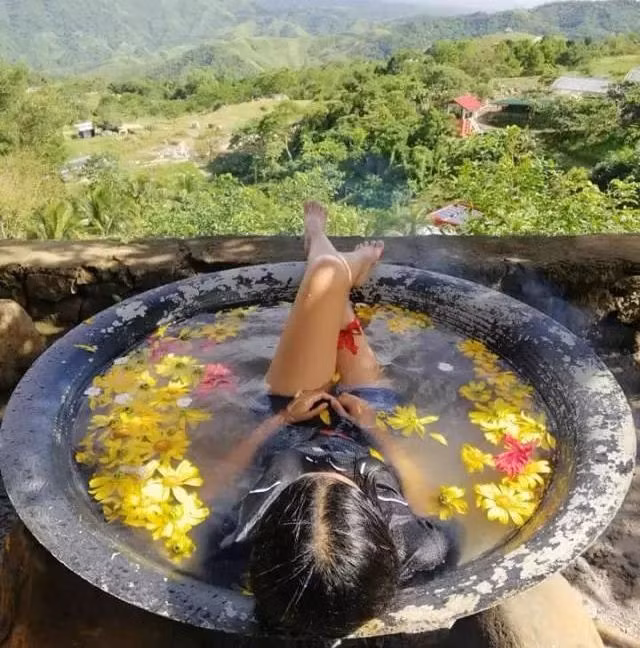 Vừa ngâm nước nóng thư giãn, vừa ngắm mây trời bao la