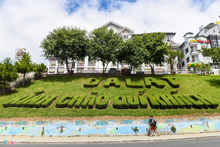Đà Lạt dù đang vào mùa mưa nhưng có những buổi trưa không khác Sài Gòn, Hà Nội khi nhiệt độ trên 30 độ C. Khách du lịch thoải mái mặc quần áo mùa hè để dạo chơi. Đà Lạt dù đang vào mùa mưa nhưng có những buổi trưa không khác Sài Gòn, Hà Nội khi nhiệt độ trên 30 độ C. Khách du lịch thoải mái mặc quần áo mùa hè để dạo chơi.