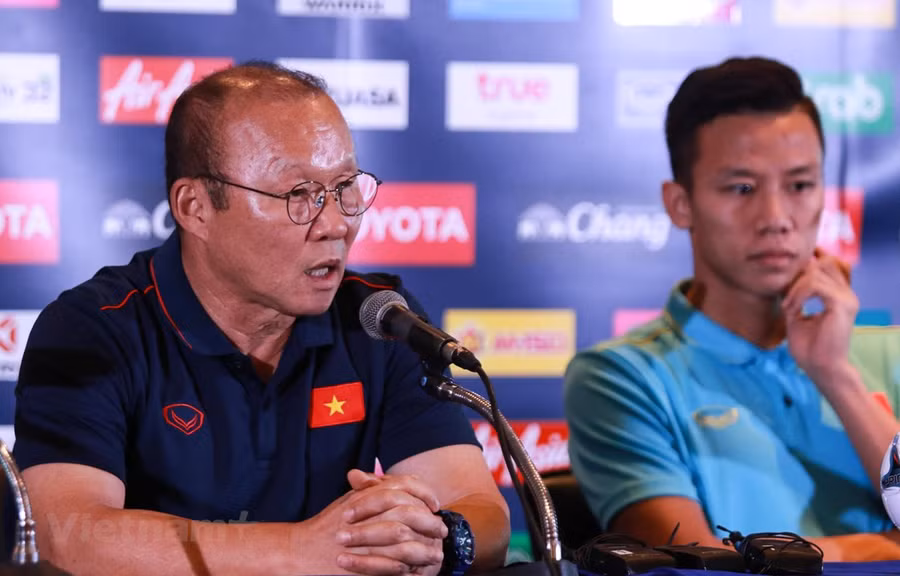 HLV Park Hang-seo tại buổi họp báo. (Ảnh: Nguyên An/Vietnam+) HLV Park Hang-seo tại buổi họp báo. (Ảnh: Nguyên An/Vietnam+)