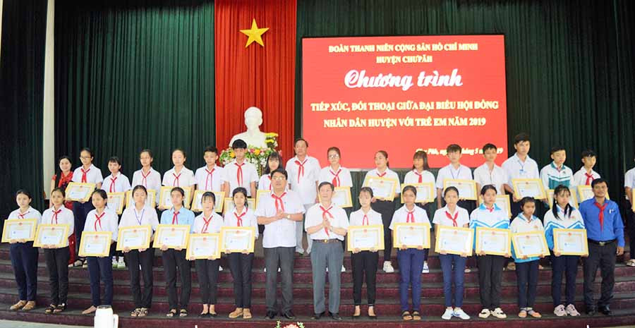  Tại buổi đối thoại, lãnh đạo huyện Chư Pah tặng giấy khen cho 30 học sinh có thành tích xuất sắc trong năm học 2018-2019. Ảnh: H.T