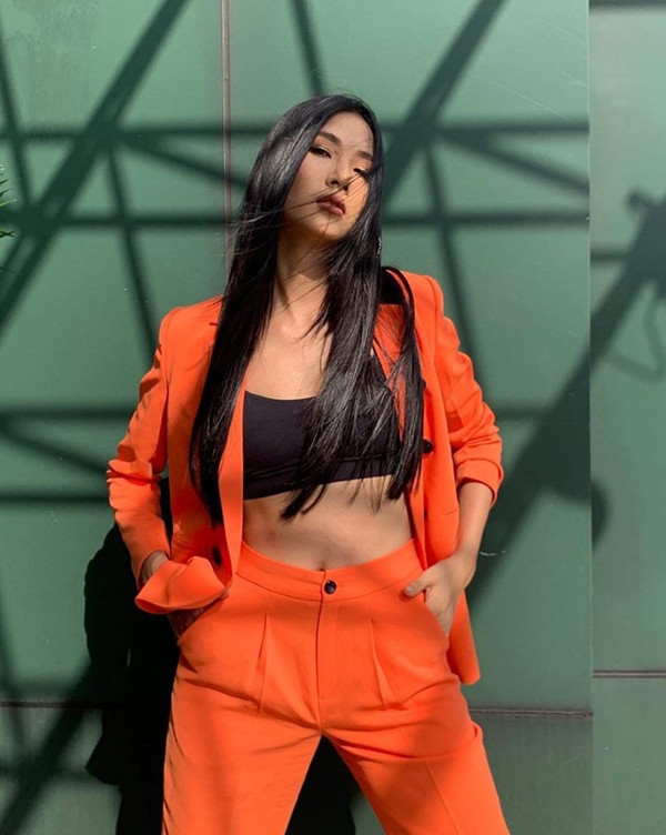 Bên cạnh áo blazer, các mẫu suit mang đậm phong cách hiện đại cũng được nhiều sao Việt yêu thích. Hoàng Thùy chọn tông cam nổi bật cho trang phục dạo phố. Bên cạnh áo blazer, các mẫu suit mang đậm phong cách hiện đại cũng được nhiều sao Việt yêu thích. Hoàng Thùy chọn tông cam nổi bật cho trang phục dạo phố.