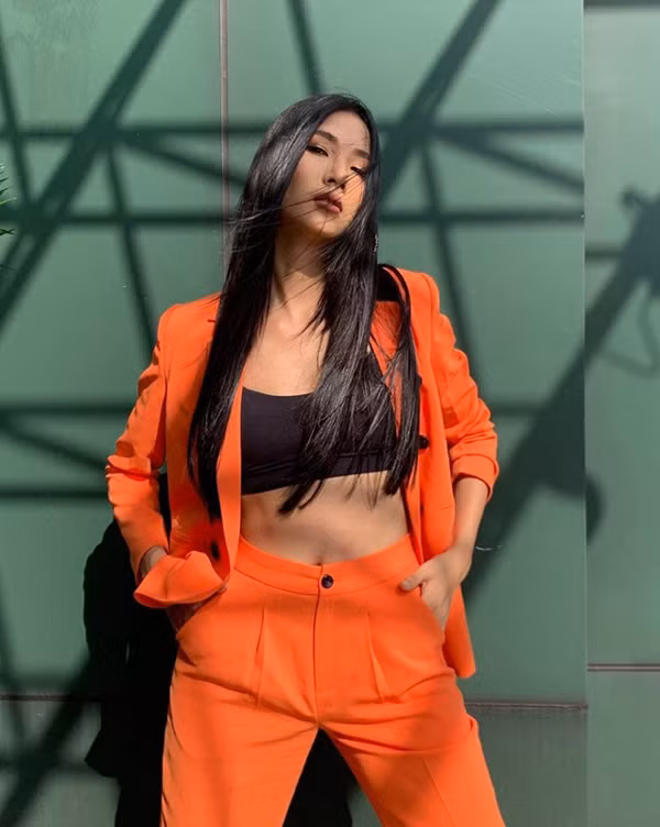  Bên cạnh áo blazer, các mẫu suit mang đậm phong cách hiện đại cũng được nhiều sao Việt yêu thích. Hoàng Thùy chọn tông cam nổi bật cho trang phục dạo phố.