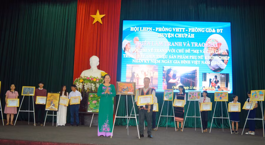 Bà Phạm Thị Thúy-Chủ tịch Hội LHPN huyện Chư Pah trao giải nhất cho anh Rơ Châm Đủy, làng Vân, thị trấn Ia Ly. Ảnh: Đinh Yến