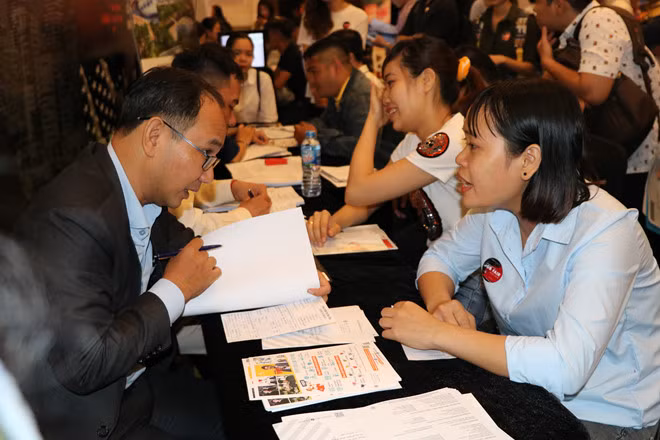  Ứng viên (bên phải) trong một buổi phỏng vấn việc làm trước nhà tuyển dụng