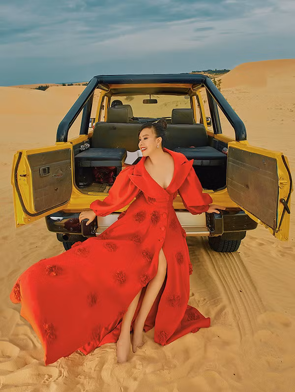  Hoa hậu hiện có cuộc sống viên mãn, hạnh phúc ở TP HCM. Cô từng tiết lộ, ông xã là động lực để cô phấn đấu phát triển sự nghiệp.