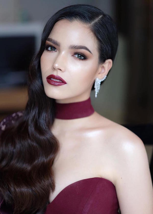 Paweensuda Drouin sinh năm 1993, mang hai dòng máu Thái Lan và Canada.