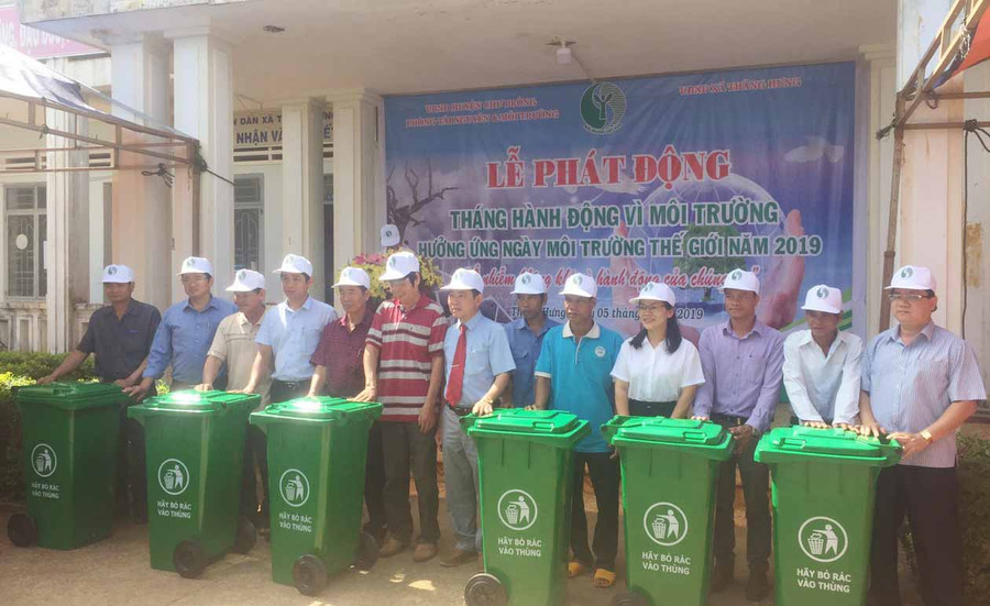 Trao thùng rác cho các thôn, làng. Ảnh: Nguyễn Diệp