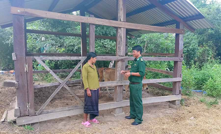 Thượng úy Rơ Ô Thuy trò chuyện với bà Rơ Mah Krét (làng Krông). Ảnh: T.K.N  Thượng úy Rơ Ô Thuy trò chuyện với bà Rơ Mah Krét (làng Krông). Ảnh: T.K.N