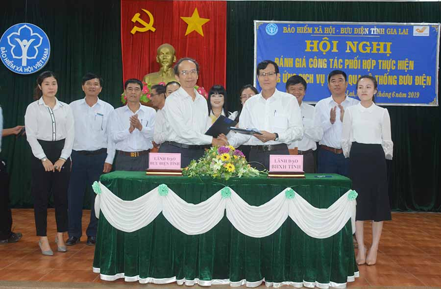 Lãnh đạo BHXH Gia Lai và Bưu điện tỉnh ký kết bổ sung các hợp đồng cung ứng dịch vụ công qua hệ thống Bưu điện. ảnh: N.N