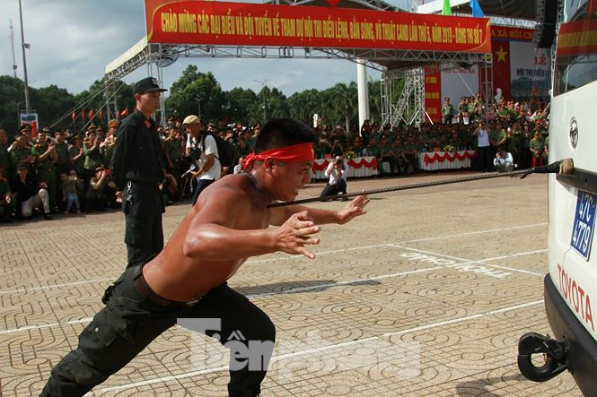 Màn trình diễn nội công: Đẩy ô tô bằng thanh sắt kê vào yết hầu