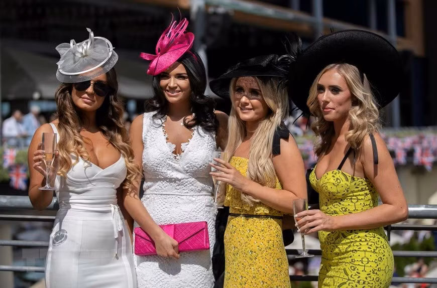  Các quý bà, quý cô khoe trang phục cùng chiếc mũ ấn tượng tại lễ hội đua ngựa Royal Ascot ở Ascot, Anh.