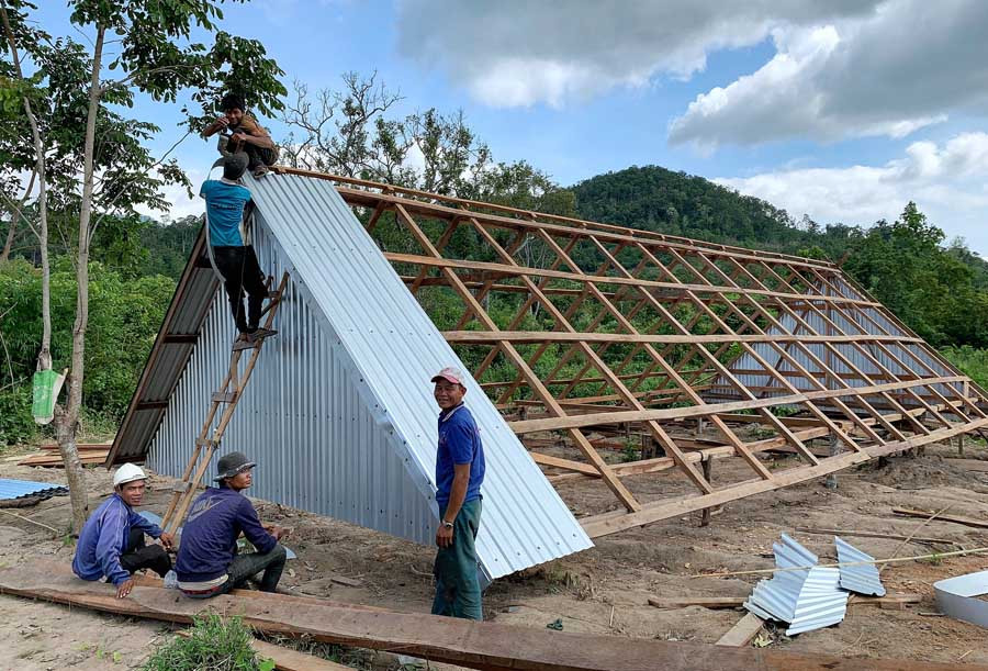 Người làng Châu giúp gia đình anh Đinh Klich làm nhà mới. Ảnh: H.N