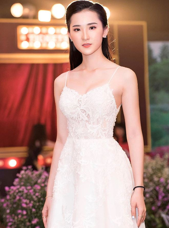 10X có sở thích ca hát, nhảy múa. Hiện tại, Nhi chủ yếu tập trung vào việc học. Ngoài ra, cô cũng thường xuyên xuất hiện trong các show diễn thời trang của nhiều nhà thiết kế lớn.